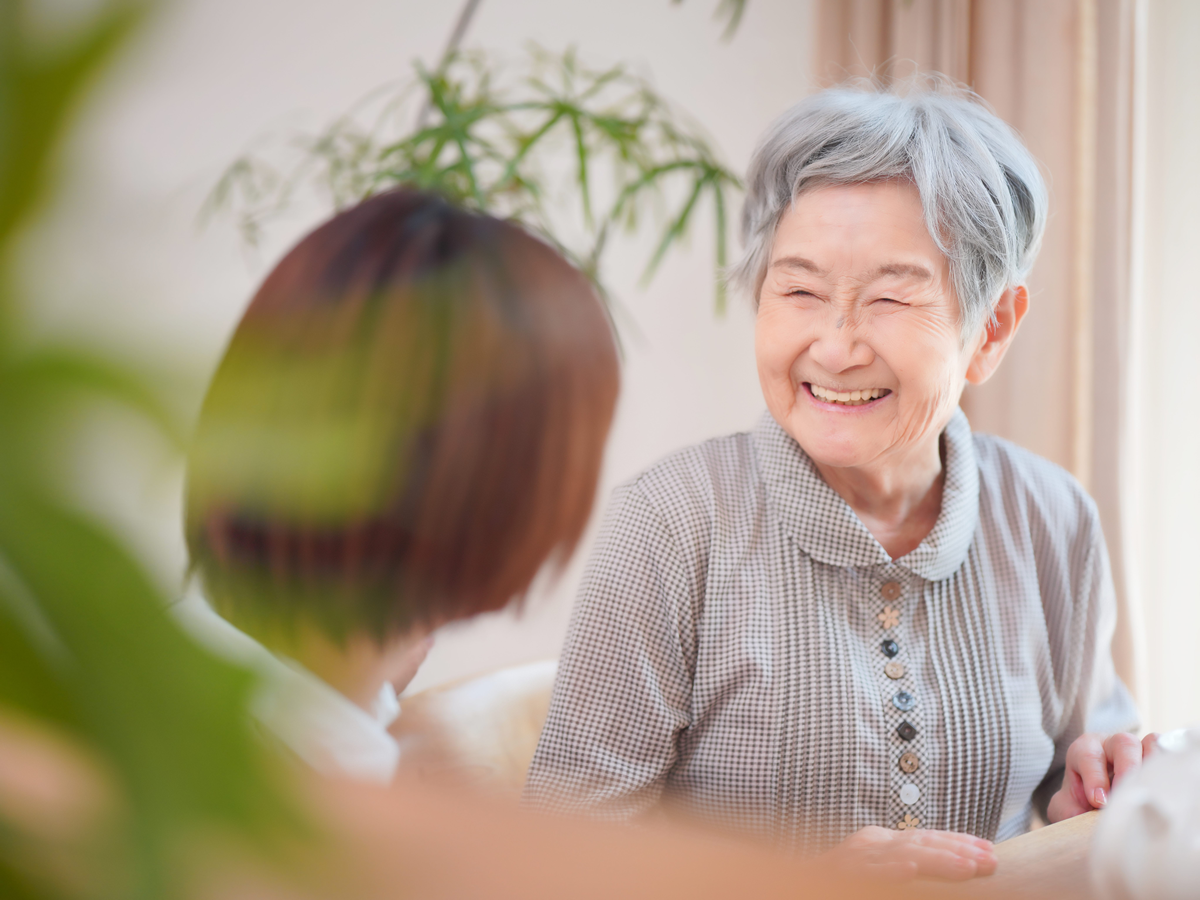 高齢女性と会話するスタッフ
