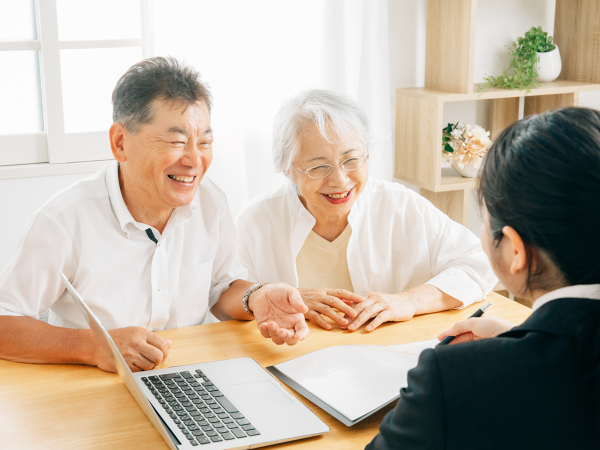 高齢夫婦の相談に応じるスタッフ